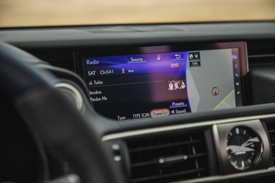 Детали интерьера Lexus IS350 AWD F-Sport 2016 года  (NA) (фото 32 из 40)